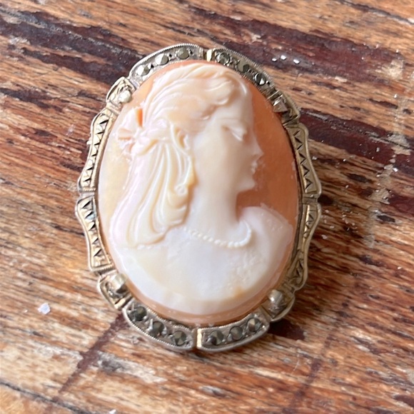 Vintage Victoria shell carved 10 kt gold cameo brooch/...